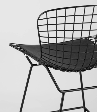 Стул полубарный с низкой спинкой Bertoia черный с черной подушкой