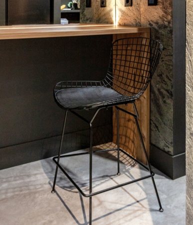 Стул полубарный с низкой спинкой Bertoia черный с черной подушкой